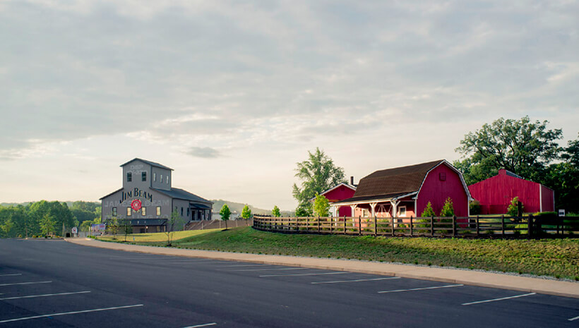 Jim Beam American Stillhouse rodeada pela paisagem do Kentucky.
