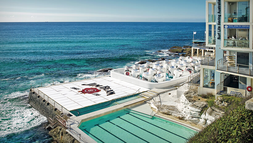 Latas gigantes Jim Beam em Bondi Beach.	