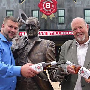 Mestre Destilador Fred Noe e seu filho revelando uma estátua da lenda do Kentucky e da destilação, James B. Beam.