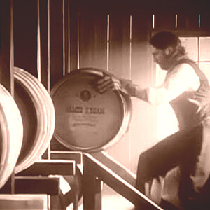 Um colono armazena um barril de whiskey.